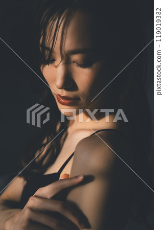 Beauty portrait of young woman Beauty portrait of young woman 119019382