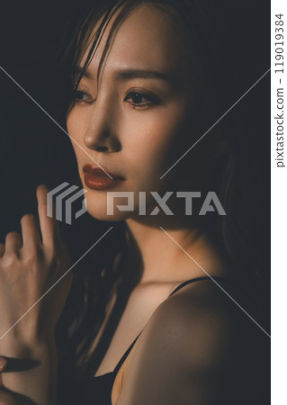 Beauty portrait of young woman 119019384