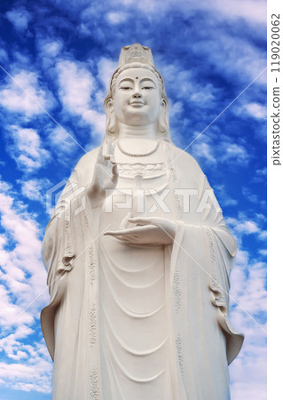 Big white statue of Lady Buddha in Da Nang in Vietnam on the Linh Ung pagoda on background of the blue sky 119020062