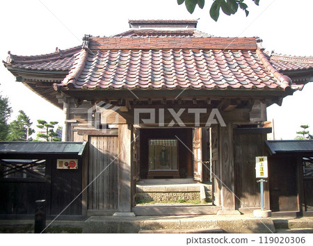 The gate of the Chidokan's temple in Tsuruoka, Yamagata Prefecture 119020306