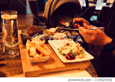 Enjoy steak dinner at a restaurant 119020362