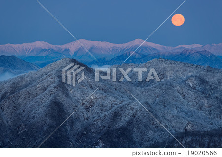 The full moon setting over the Southern Alps and Shiramine Sanzan mountains as seen from Tonodake in Tanzawa The full moon setting over the Southern Alps and Shiramine Sanzan mountains as seen from Tonodake in Tanzawa 119020566