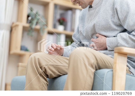 中年男子腹痛身體部位被割傷 119020769