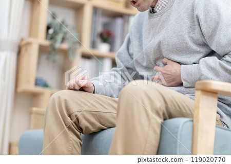 中年男子腹痛身體部位被割傷 中年男子腹痛身體部位被割傷 119020770