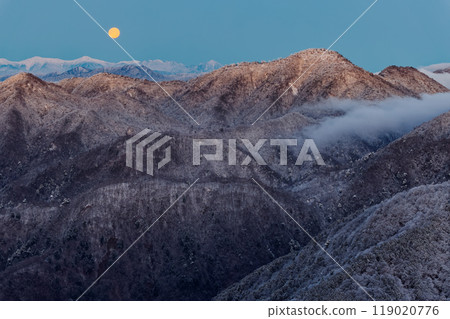 從丹澤、飛度丸、南阿爾卑斯山的塔之岳看到的西斜滿月和日出 119020776