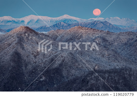 The full moon setting over the Southern Alps as seen from Tonodake, Tanzawa The full moon setting over the Southern Alps as seen from Tonodake, Tanzawa 119020779