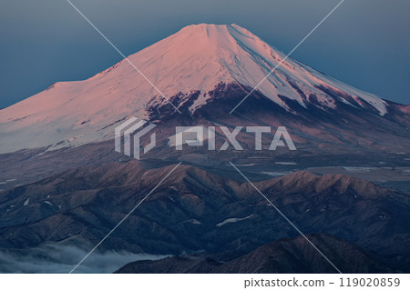 嚴冬中從丹澤塔野嶽山頂看到的富士山日出 119020859