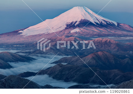 Mount Fuji at sunrise as seen from the summit of Mount Tonodake in Tanzawa in the harsh winter 119020861