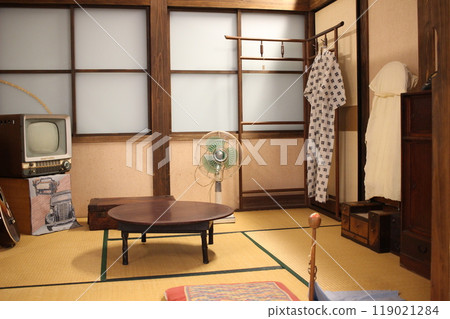 Life in the 1950s and 1960s: Scenes from life in the Showa period 119021284