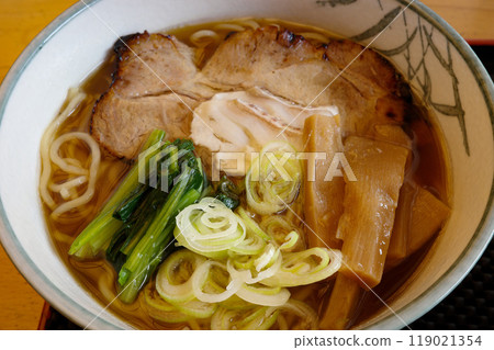 Niigata Prefecture Echigo Nakazato GOTOKU ~ Rei ~ Ara-taki Chinese noodles, bird's-eye view, spinach, green onion, toshiman, char siu Niigata Prefecture Echigo Nakazato GOTOKU ~ Rei ~ Ara-taki Chinese noodles, bird's-eye view, spinach, green onion, toshiman, char siu 119021354