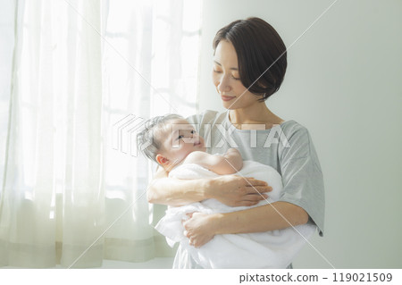 Baby and mother 119021509