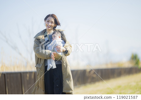 冬天,媽媽抱著孩子散步 冬天,媽媽抱著孩子散步 119021587