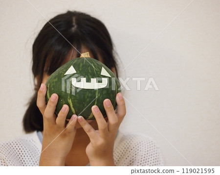 Child with Halloween pumpkin 119021595