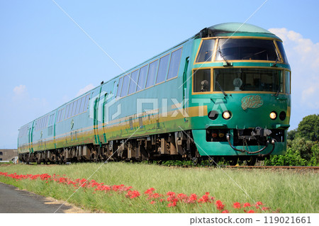 The express train "Yufuin no Mori" (JR Kyushu) on the Kyudai Line in early autumn 119021661