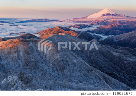 Mt. Fuji seen from Tanzawa · Tonodake and Mt. Nabe mountain ridge 119021675