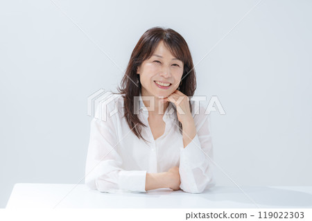 Female portrait 119022303