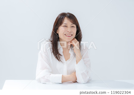 Female portrait 119022304