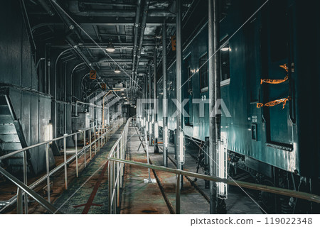青函渡輪八甲田丸的車輛甲板 青函渡輪八甲田丸的車輛甲板 119022348