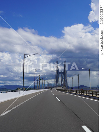 在瀨戶大橋、八石島大橋跨越瀨戶內海(香川縣坂出市) 在瀨戶大橋、八石島大橋跨越瀨戶內海(香川縣坂出市) 119023374