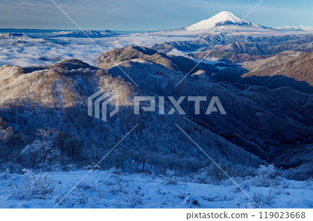 Mt. Fuji and Nabewari Ridge seen from Tonodake in Tanzawa in winter 119023668