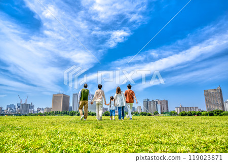 沿著河床行走的三代親密家庭,後視 沿著河床行走的三代親密家庭,後視 119023871