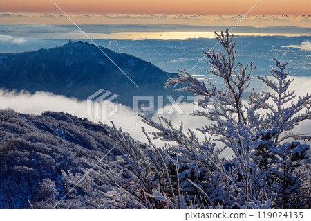 The frost-covered trees of Mt. Tanzawa and Mt. Oyama, and the sparkling Tokyo Bay The frost-covered trees of Mt. Tanzawa and Mt. Oyama, and the sparkling Tokyo Bay 119024135