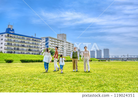 人們沿著河床走 119024351