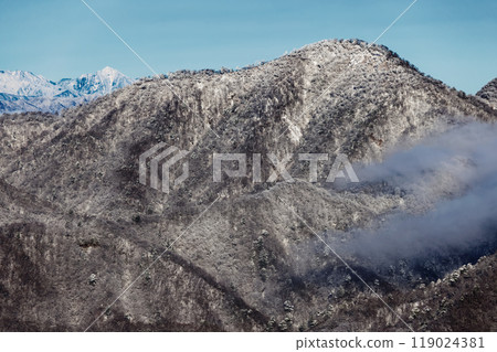 從丹澤/戶野岳看到的冬天的檜木洞丸和海駒岳 119024381