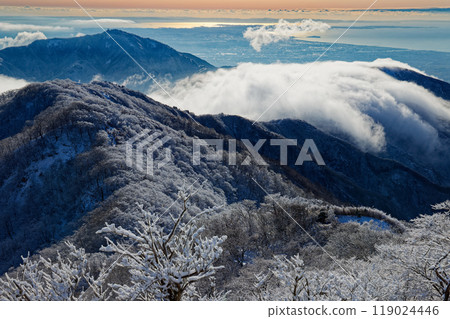 冬季從丹澤塔野嶽山頂看到的表嶺和大山，雲霧繚繞 119024446