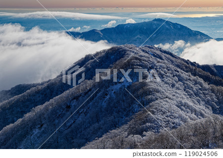 View of the cloud-filled Omote Ridge, Mt. Oyama, and sparkling Tokyo Bay from the summit of Mt. Tonodake in Tanzawa View of the cloud-filled Omote Ridge, Mt. Oyama, and sparkling Tokyo Bay from the summit of Mt. Tonodake in Tanzawa 119024506