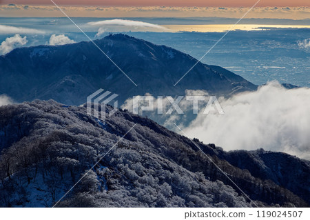 View of the cloud-filled Omote Ridge, Mt. Oyama, and sparkling Tokyo Bay from the summit of Mt. Tonodake in Tanzawa View of the cloud-filled Omote Ridge, Mt. Oyama, and sparkling Tokyo Bay from the summit of Mt. Tonodake in Tanzawa 119024507