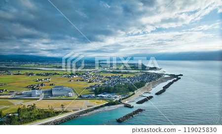 View of the surrounding area from above the mouth of the Kurobe River on the right bank, Toyama Bay and the Kurobe River alluvial fan 119025830