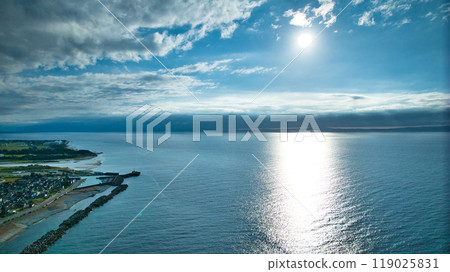 從黑部川右岸河口上方看到的周邊地區：富山灣和黑部川沖積扇 119025831