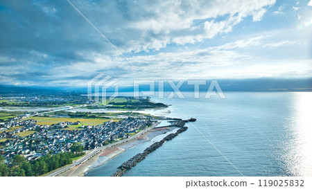 從黑部川右岸河口上方看到的周邊地區：富山灣和黑部川沖積扇 119025832