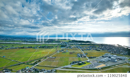 View of the surrounding area from above the mouth of the Kurobe River on the right bank, Toyama Bay and the Kurobe River alluvial fan View of the surrounding area from above the mouth of the Kurobe River on the right bank, Toyama Bay and the Kurobe River alluvial fan 119025848