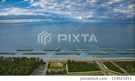 View of the surrounding area from above the mouth of the Kurobe River on the right bank, Toyama Bay and the Kurobe River alluvial fan 119025851