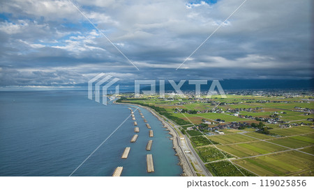 View of the surrounding area from above the mouth of the Kurobe River on the right bank, Toyama Bay and the Kurobe River alluvial fan 119025856