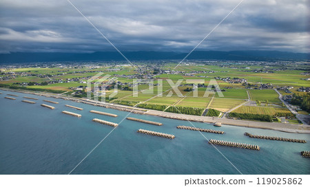View of the surrounding area from above the mouth of the Kurobe River on the right bank, Toyama Bay and the Kurobe River alluvial fan View of the surrounding area from above the mouth of the Kurobe River on the right bank, Toyama Bay and the Kurobe River alluvial fan 119025862