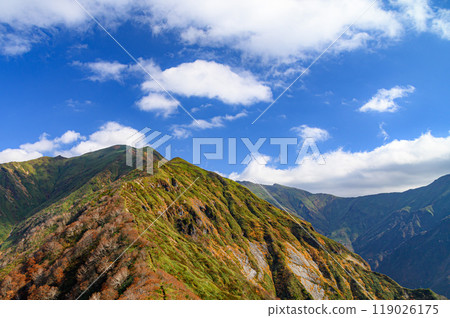 谷川連峰和毛倉山的山脊和藍天的壯麗景色 119026175