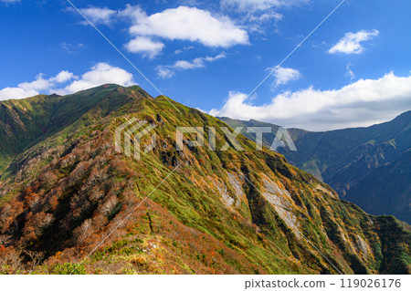 谷川連峰和毛倉山的山脊和藍天的壯麗景色 119026176