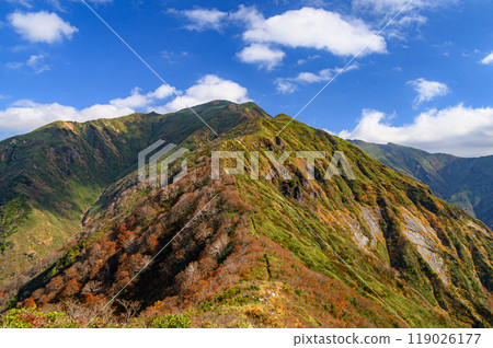 谷川連峰和毛倉山的山脊和藍天的壯麗景色 119026177