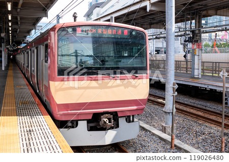 [Shinagawa Station] Red train on the Joban Line waiting to depart 119026480