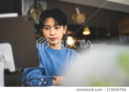 男性人像室內拍攝 119026769