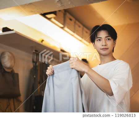 室內男人肖像 119026813