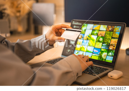 Male indoor portrait 119026817