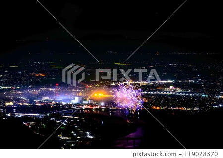 與壯觀的夜空相映襯的城市景觀和夜間煙火“八代全國煙火大會(坂本八龍展望台)”(八代市坂本町) 與壯觀的夜空相映襯的城市景觀和夜間煙火“八代全國煙火大會(坂本八龍展望台)”(八代市坂本町) 119028370