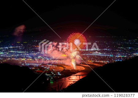 A spectacular cityscape and night fireworks against the night sky at the Yatsushiro National Fireworks Competition (Sakamoto Yatsuryu Astronomical Observatory) (Sakamoto-cho, Yatsushiro City) 119028377