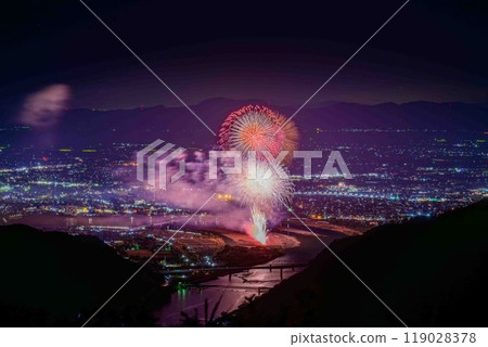 A spectacular cityscape and night fireworks against the night sky at the Yatsushiro National Fireworks Competition (Sakamoto Yatsuryu Astronomical Observatory) (Sakamoto-cho, Yatsushiro City) 119028378