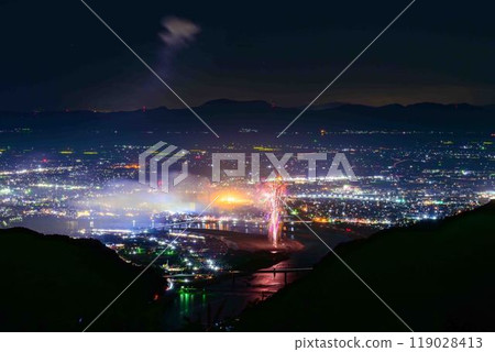 A spectacular cityscape and night fireworks against the night sky at the Yatsushiro National Fireworks Competition (Sakamoto Yatsuryu Astronomical Observatory) (Sakamoto-cho, Yatsushiro City) 119028413