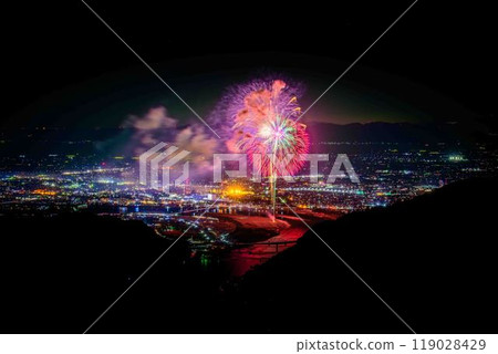 與壯觀的夜空相映襯的城市景觀和夜間煙火“八代全國煙火大會（坂本八龍展望台）”（八代市坂本町） 119028429